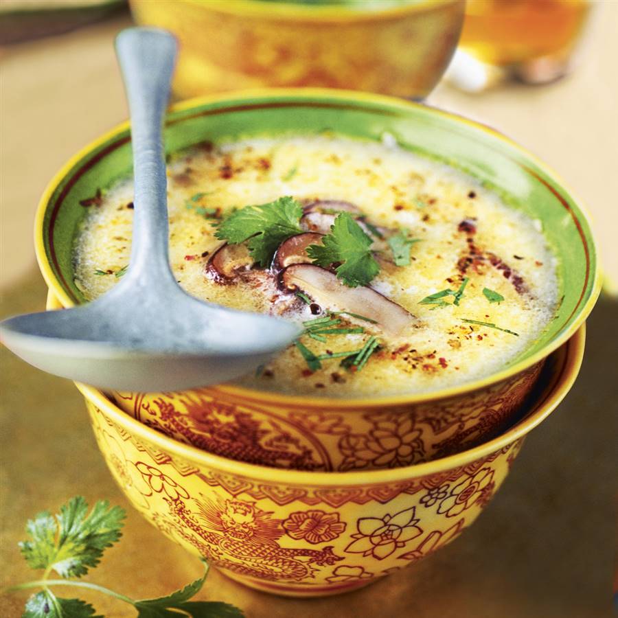 Sopa thai de coco y shiitakes al cilantro