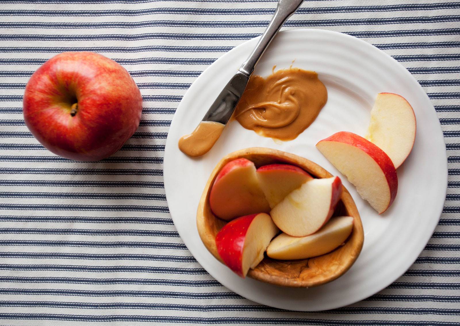 snack-saludable-express-manzana-crema-almendras