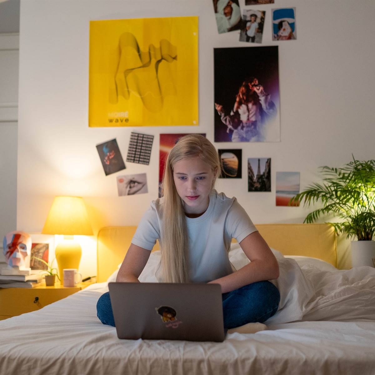 Adolescente en la cama con su portátil
