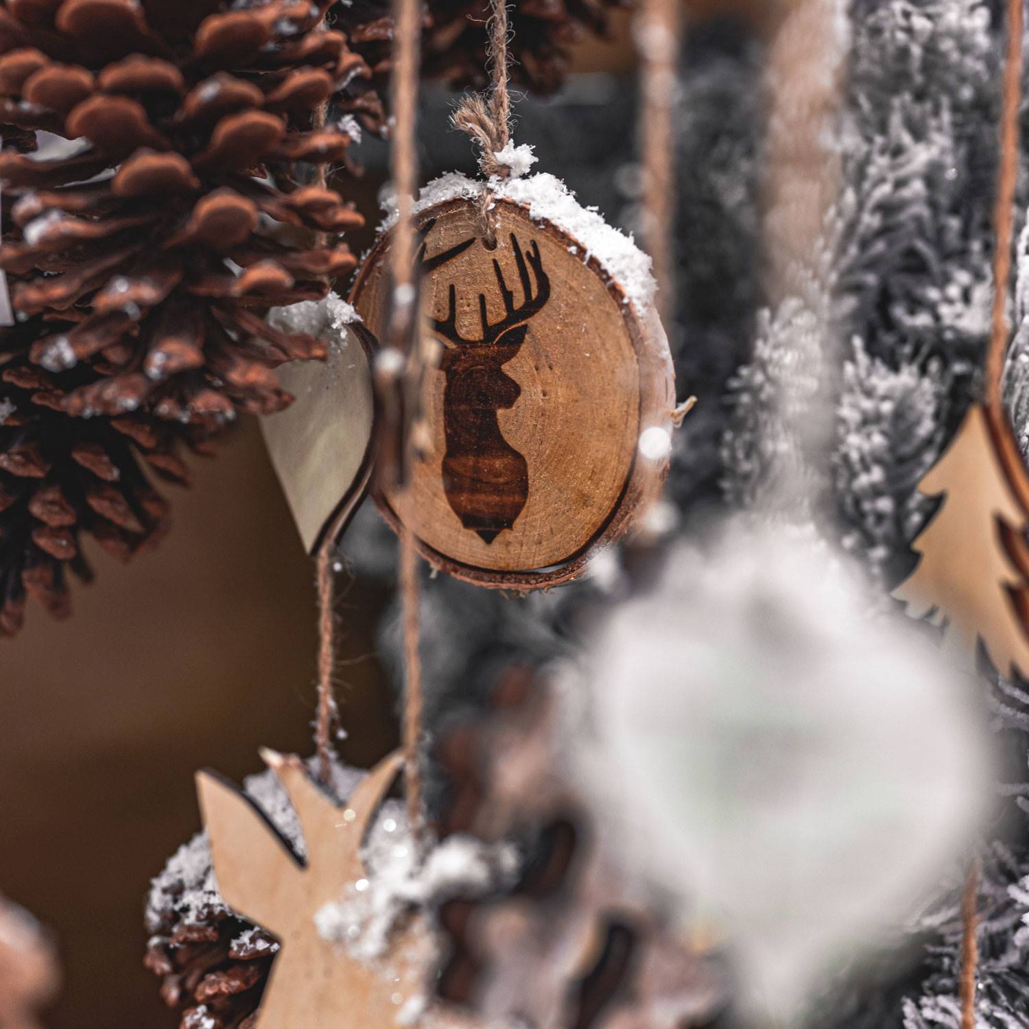 decoraciones-navidenas-sostenibles-guirnalda-madera. Decoraciones de madera natural