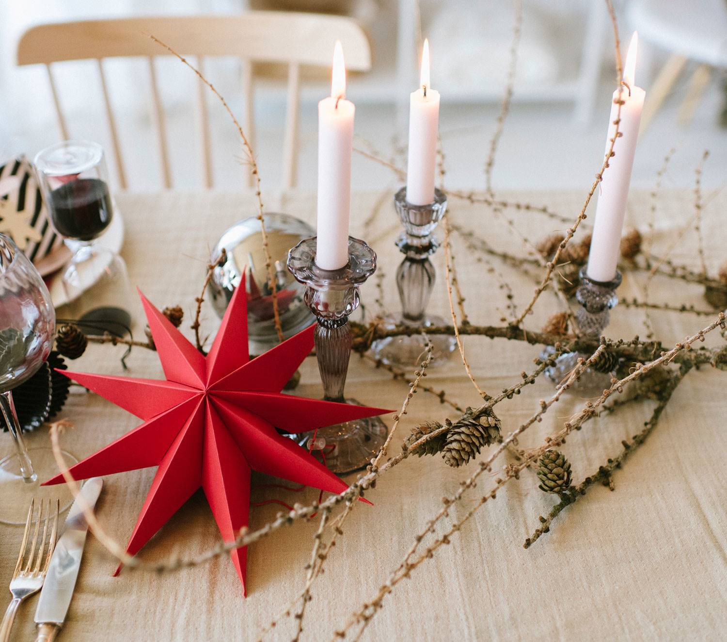decoraciones-navidenas-sostenibles-elementos-bosque-mesa. Elementos del bosque para decorar la mesa