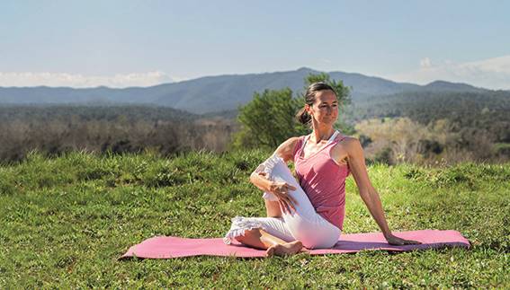 Ejercicios yoga joven 4. 4. Estimula la energía (Ardha matsyendrasana)