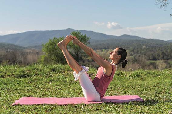Ejercicios yoga joven 5. 5. Tonifica el abdomen (Navasana)