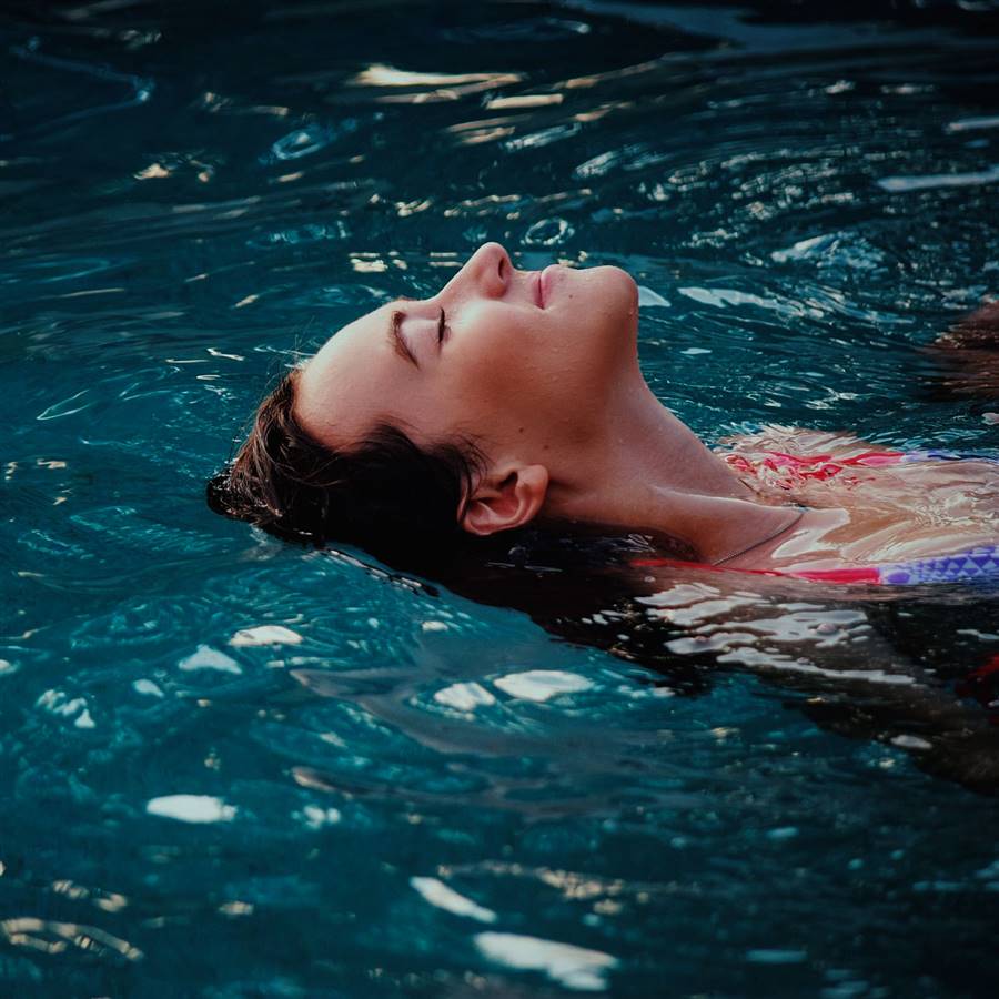Terapia de flotación: relajarse flotando en agua salada