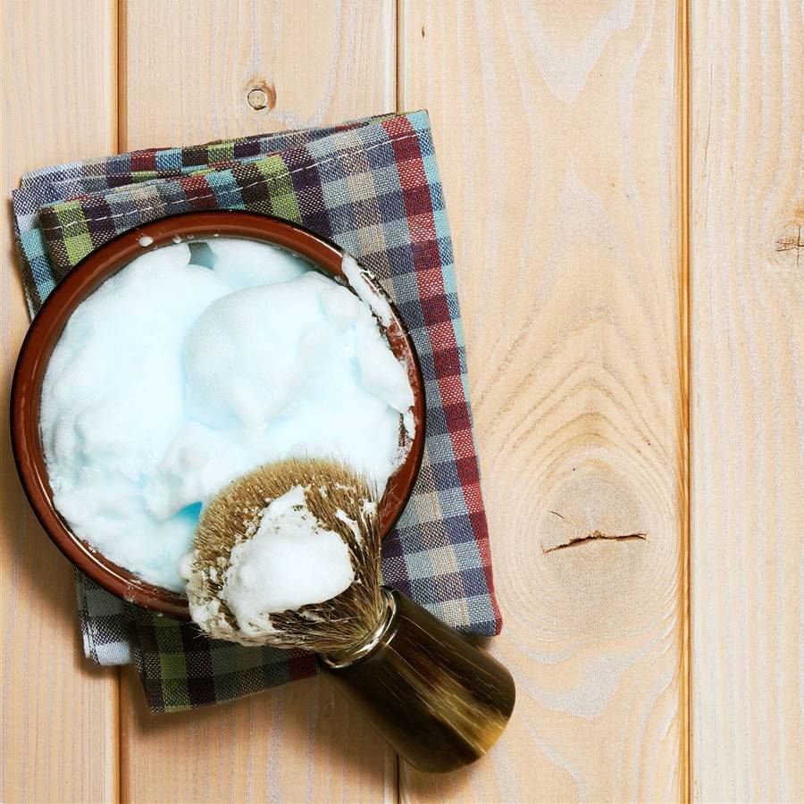 4 maneras de usar la espuma de afeitar para limpiar la casa