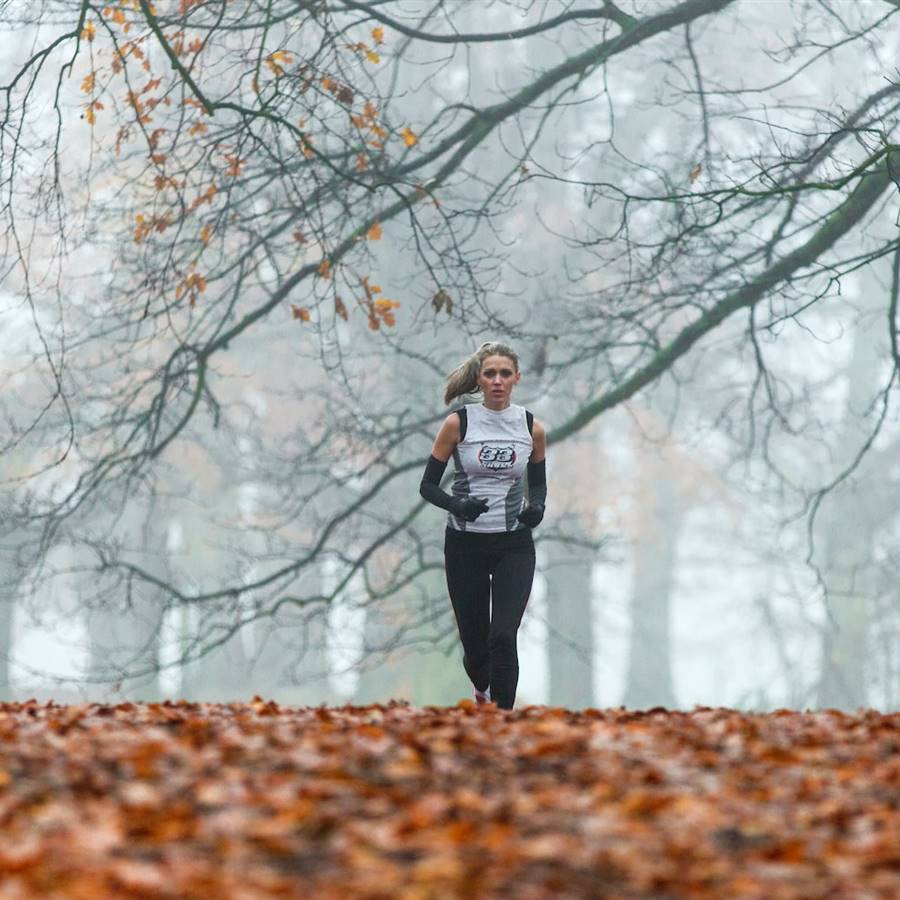Mujer corriendo en exterior en otoño