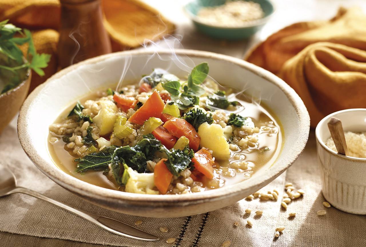 C-SOPASde-cebada. Sopa de cebada y kale con parmesano  vegano y hierbas aromáticas 
