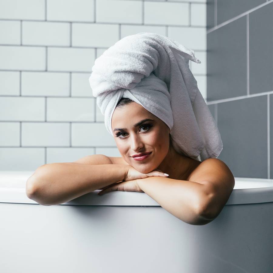 Mujer en la bañera con turbante en la cabeza