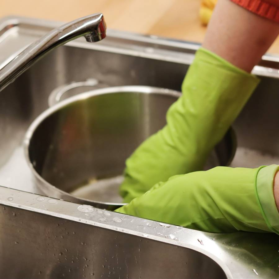 Natural y efectivo: así de fácil es hacer tu propio lavavajillas para lavar a mano