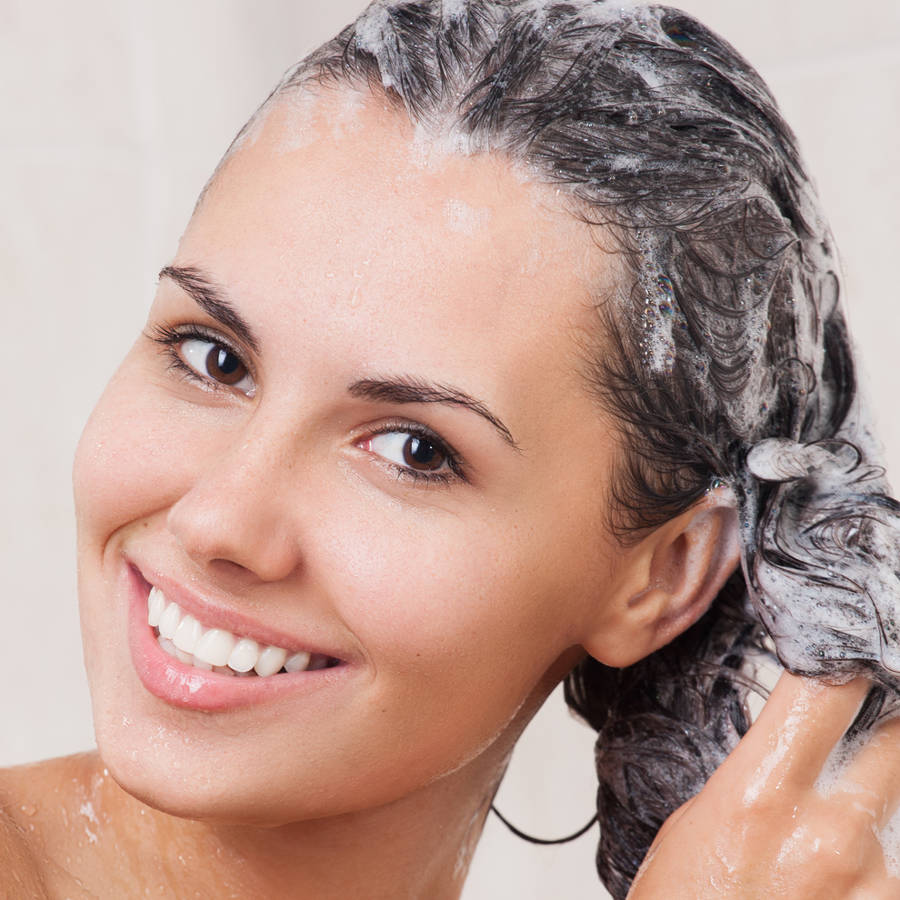 Mujer lavándose el cabello