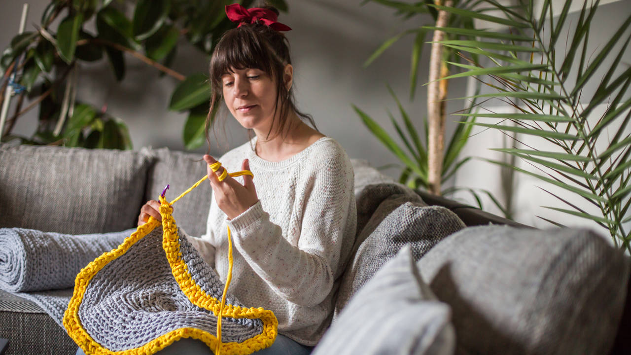 Chica haciendo crochet