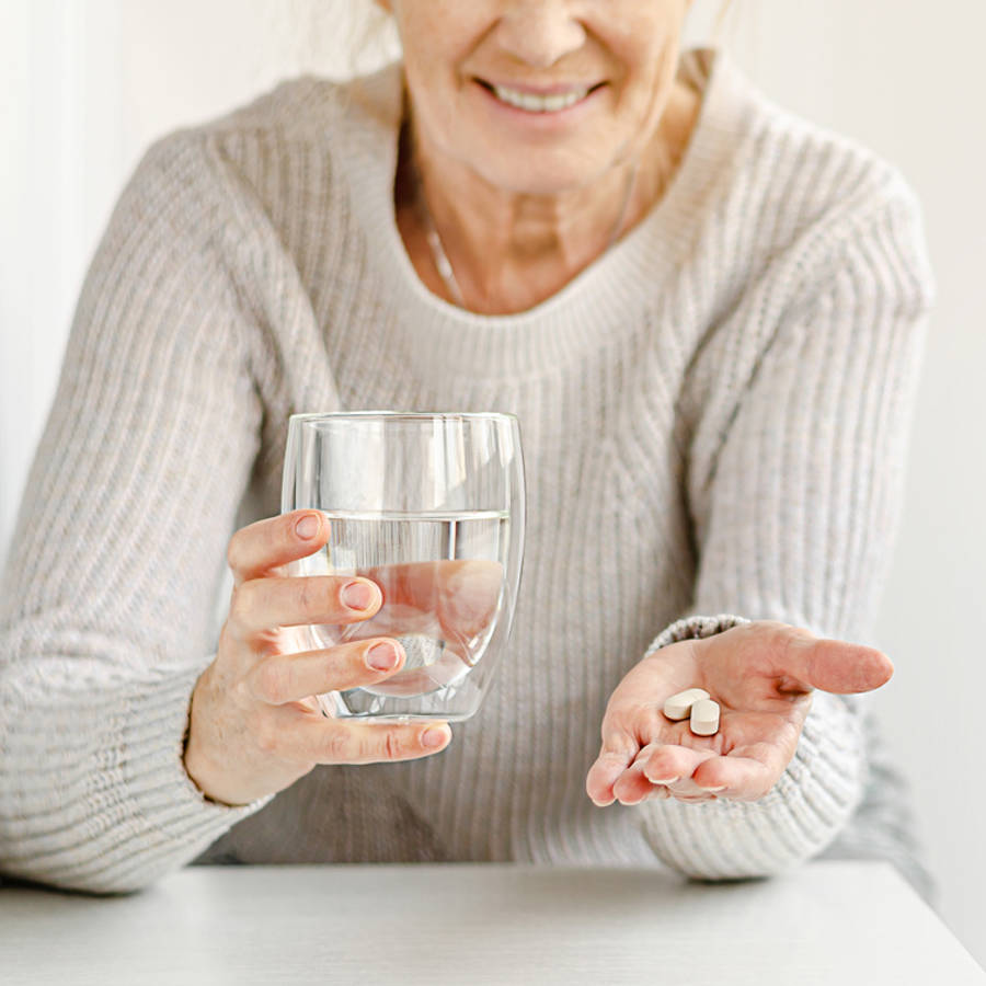 Mujer mostrando pastillas
