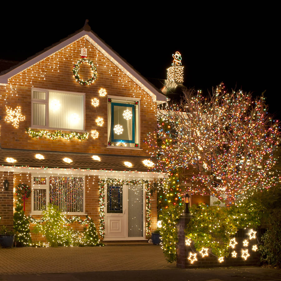 Casa con fachada decorada por Navidad