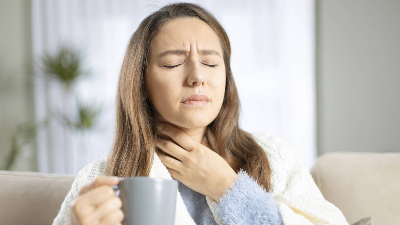 Mujer con dolor de garganta