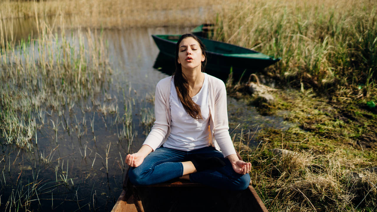 Chica meditando con mantra