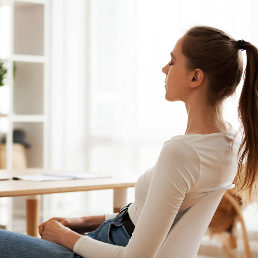 Meditar sentado en una silla: las claves para sentarse bien y beneficiarse más de la práctica
