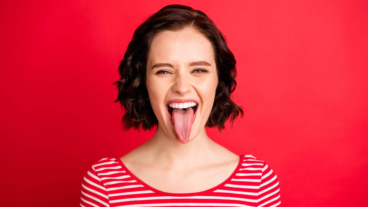 Mujer sacando la lengua