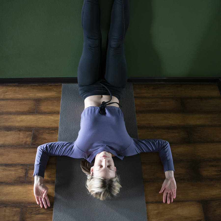 El ejercicio más fácil de Pilates en pared que calma el dolor lumbar (y además ayuda a adelgazar)