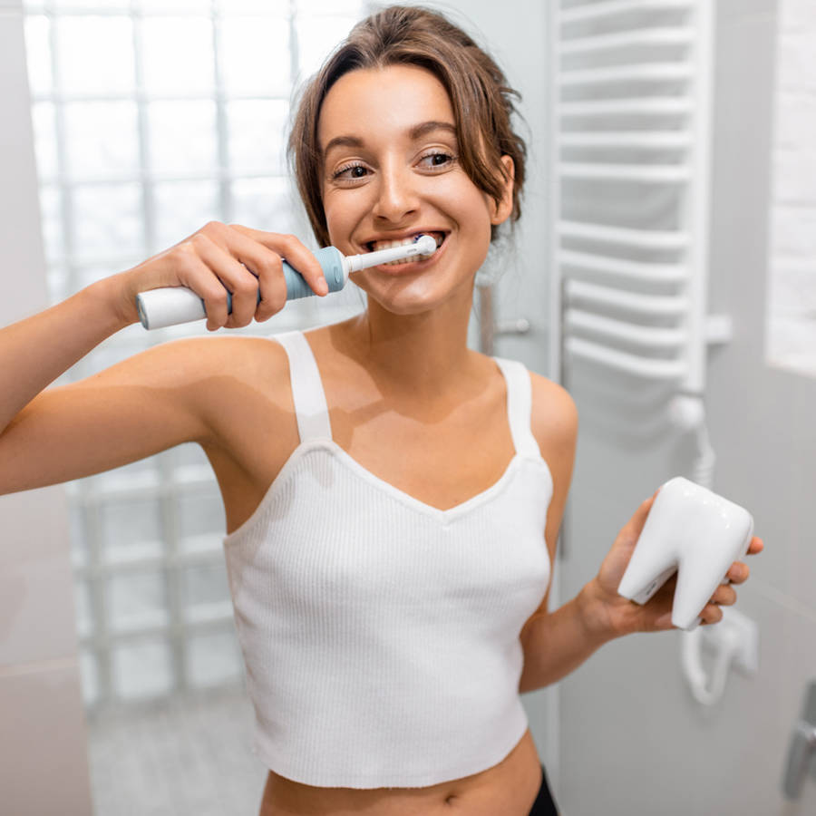 Mujer cepillándose los dientes