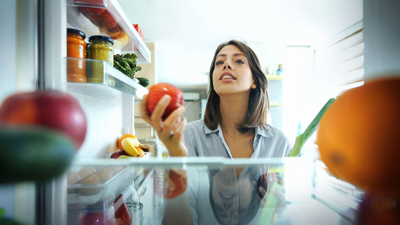 Malas compañías en el frigorífico: si pones estas frutas y verduras juntas se estropearán antes