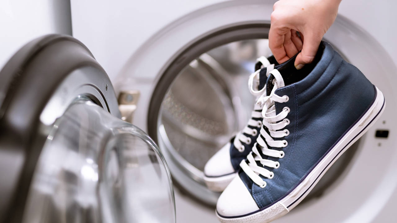 Cómo lavar las zapatillas en la lavadora y otros métodos para dejarlas superblancas