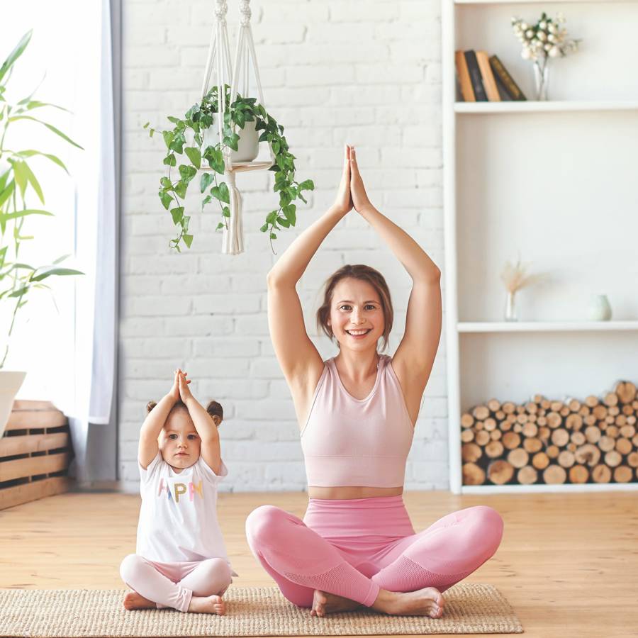 Yoga en casa para mamás: 6 posturas para estar en forma que podrás hacer con los niños