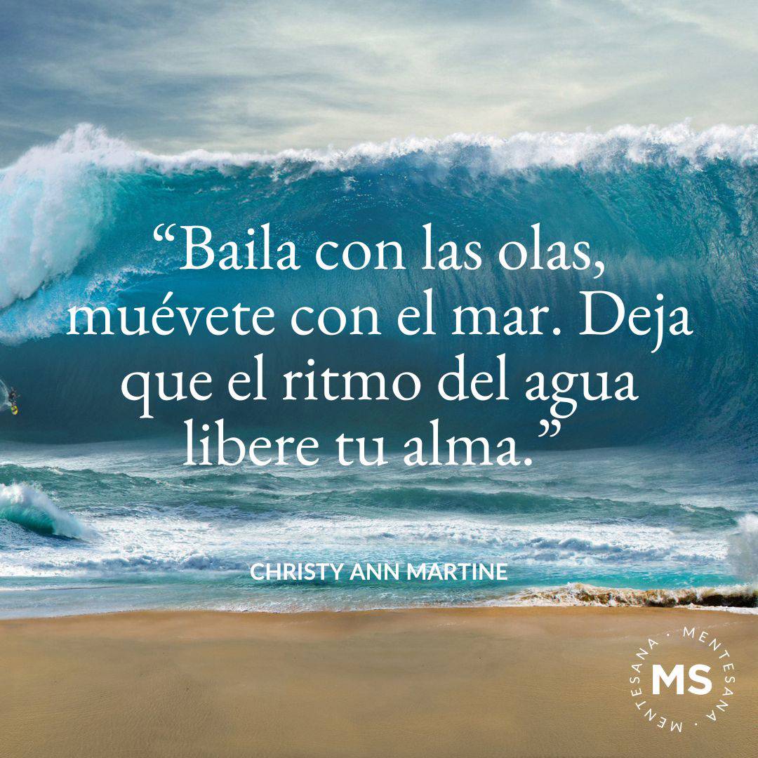 10. “Baila con las olas, muévete con el mar. Deja que el ritmo del agua libere tu alma.” Christy Ann Martine