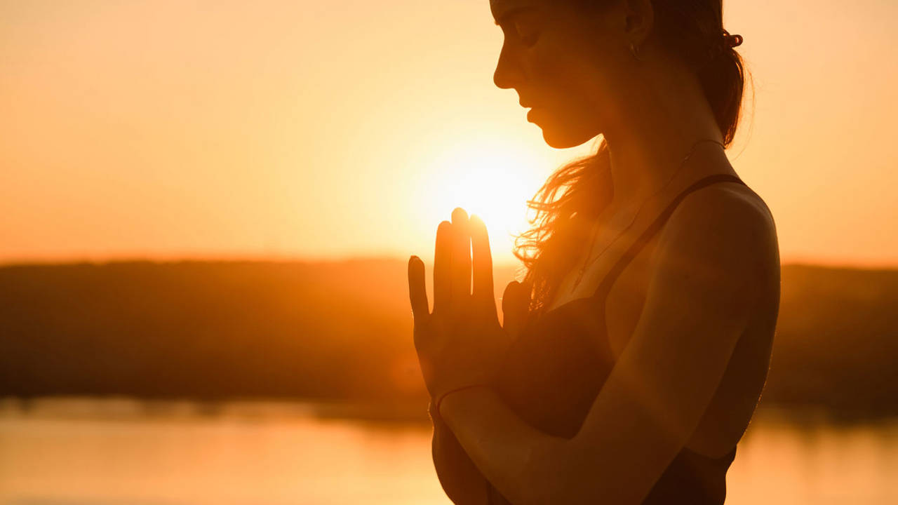 Impulso a tu autoestima: meditación "abrazo" para quererte bien este verano 