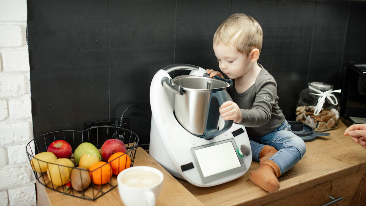 Niño mirando en el interior de una Thermomix