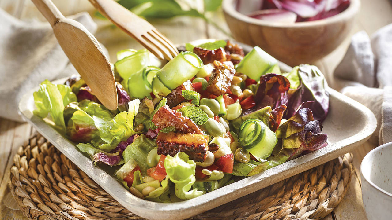 Ensalada de habitas y pepino con menta y croutons al tamari