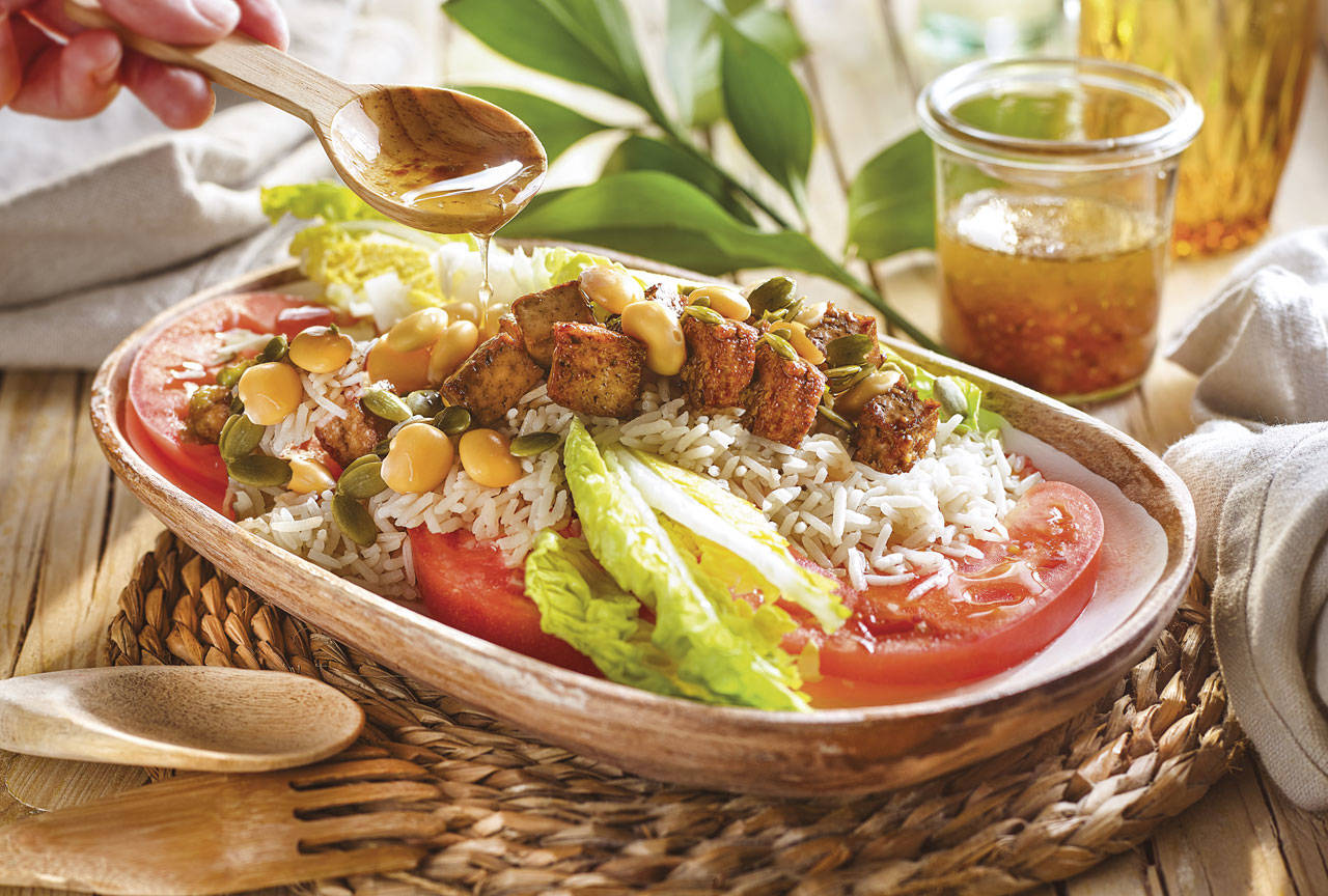 Tomates de Barbastro con lechuga, arroz basmati y tofu teriyaki