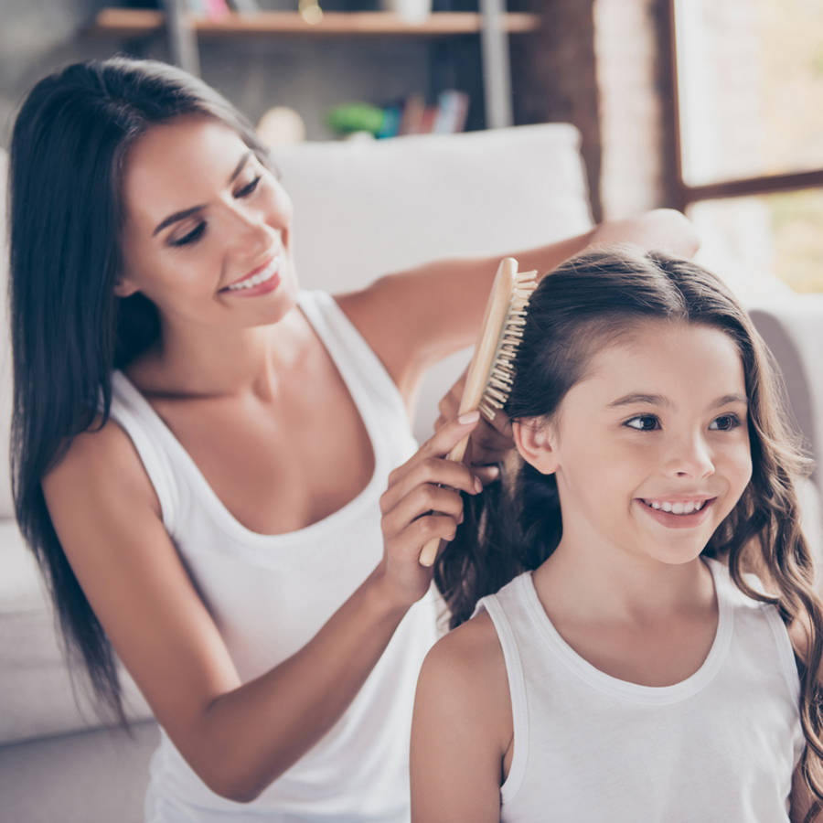 Con este spray casero y natural puedes peinar y desenredar el cabello largo de los niños