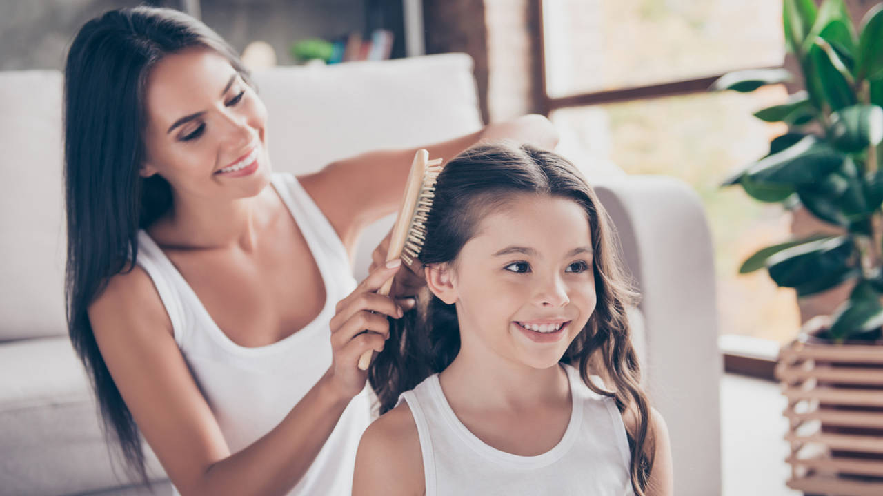 Con este spray casero y natural puedes peinar y desenredar el cabello largo de los niños