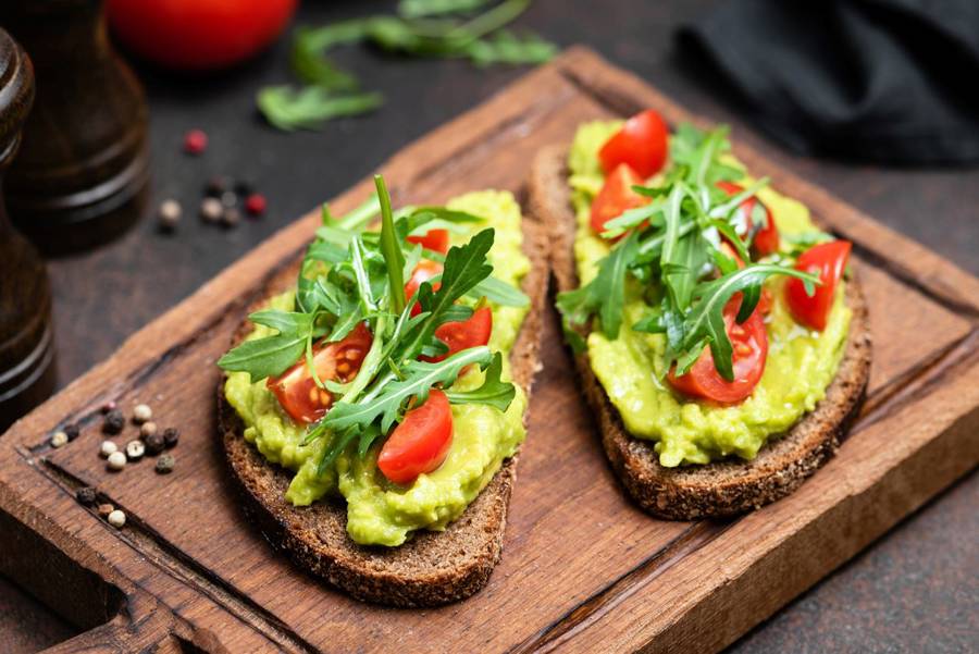 Tostada de aguacate y tomate