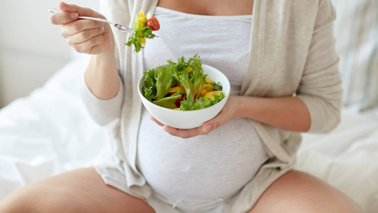 Embarazada comiendo ensalada