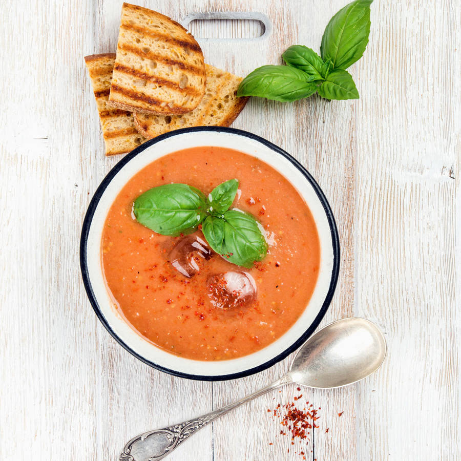 Crema fría de tomate crudo y albahaca