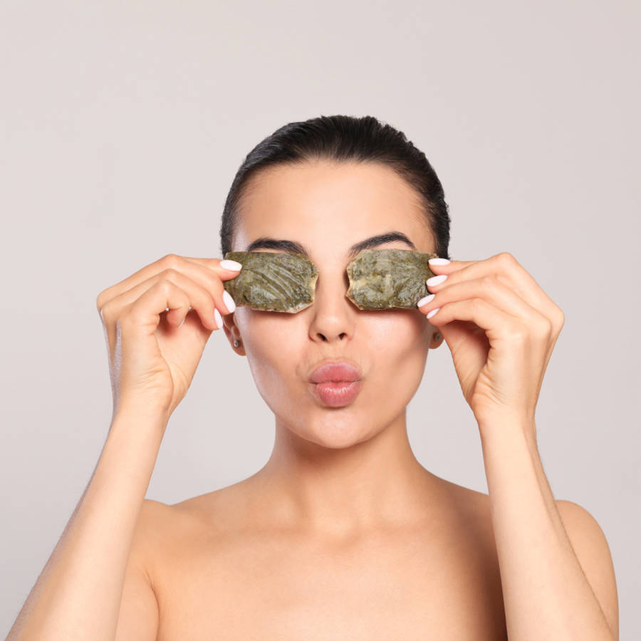 Femme avec des sachets de thé sur les yeux