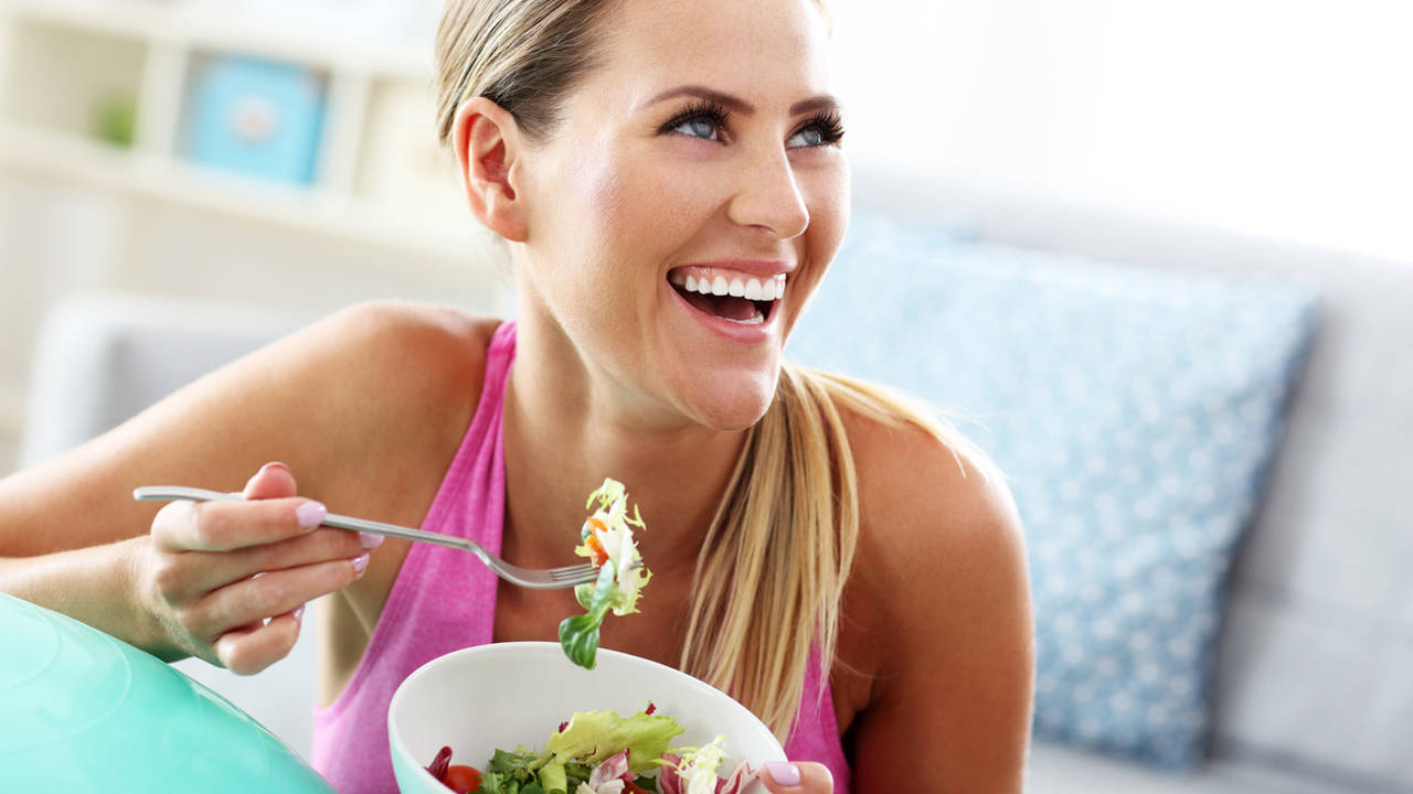 Mujer comiendo ensalada