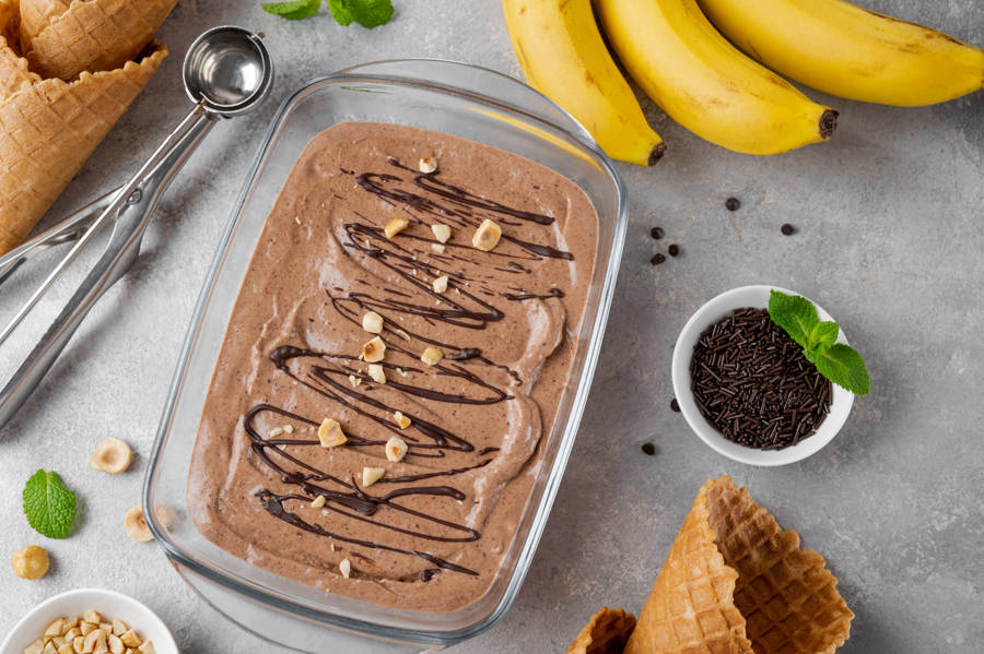 Helado de plátano y chocolate con almendras