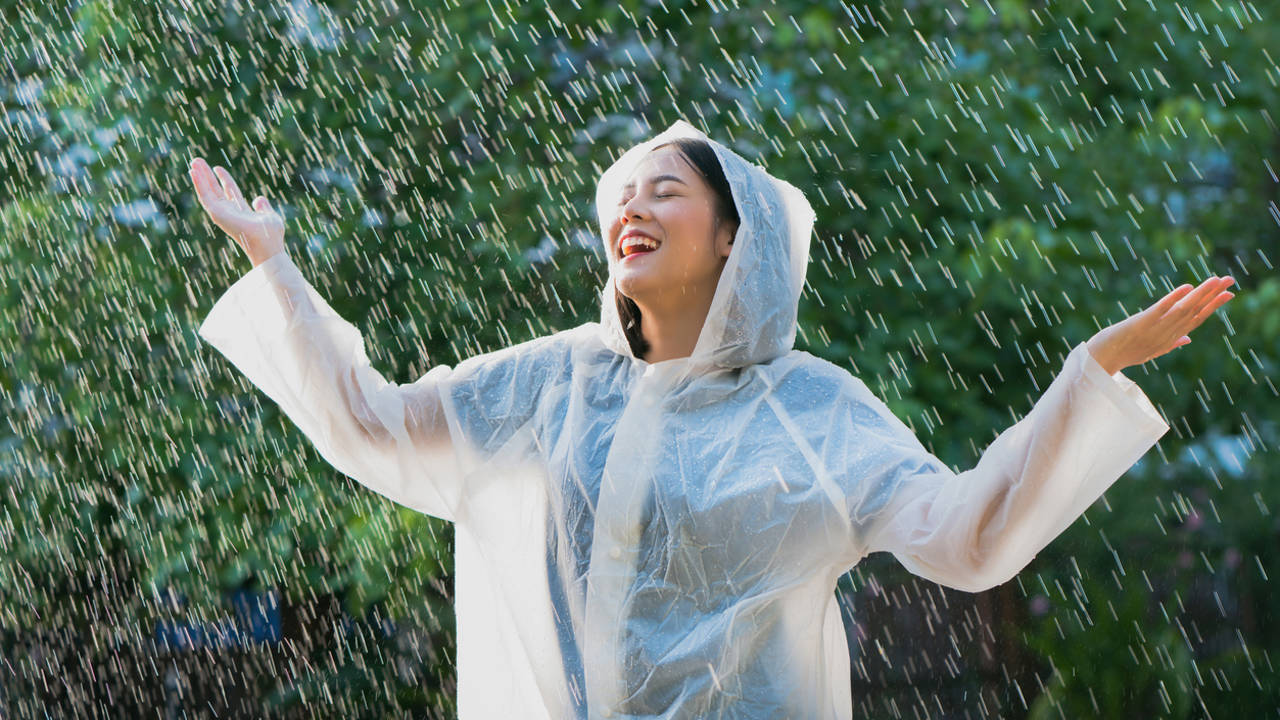 Mujer corriendo bajo la lluvia