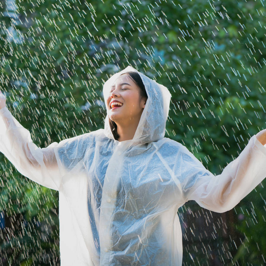 Mujer corriendo bajo la lluvia