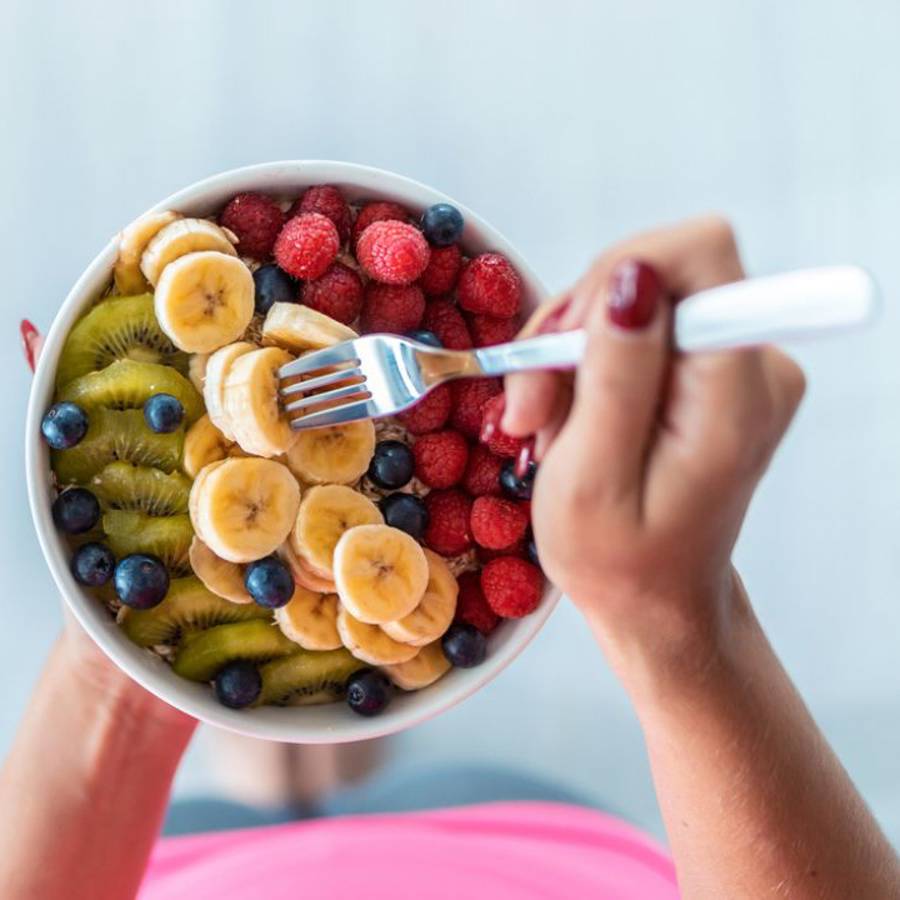 Más allá de las proteínas: las 8 mejores frutas para ganar masa muscular