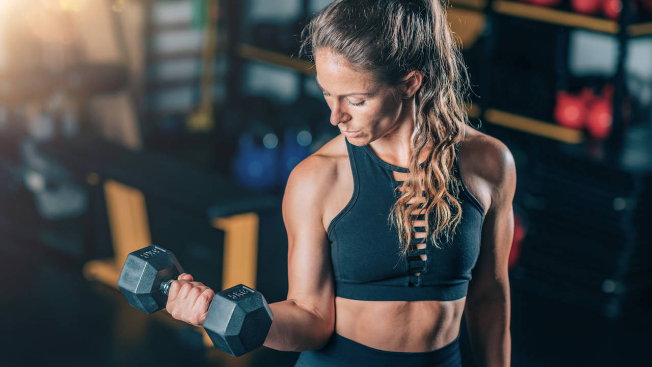 Mujer gimnasio de pie pesas