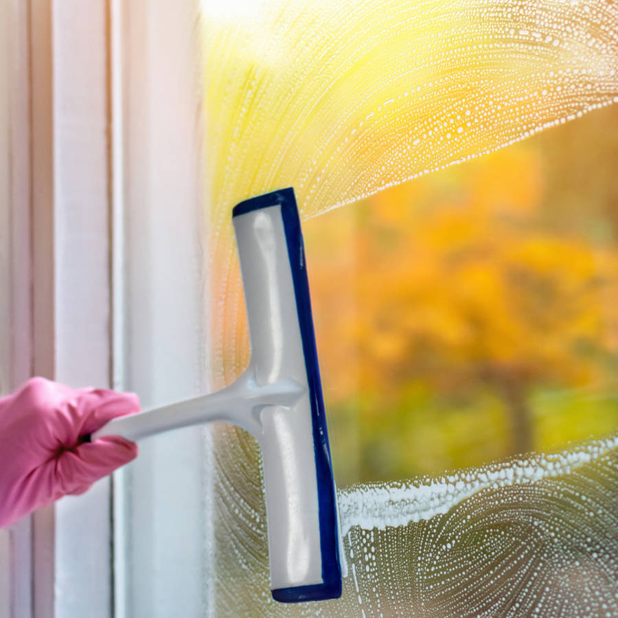 Cómo limpiar los cristales de las ventanas para que no te queden rayas: los mejores trucos y remedios