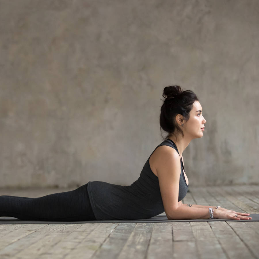 Tres posturas de yoga para no caminar encorvado y ganar confianza y autoestima