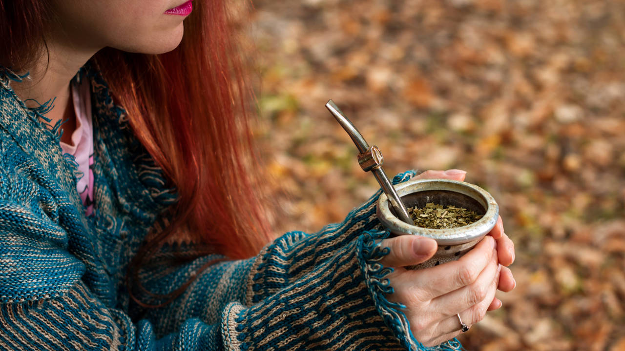 Mujer tomando té mate