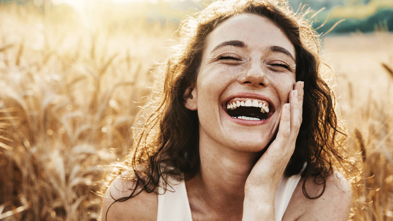 chica sonriendo feliz