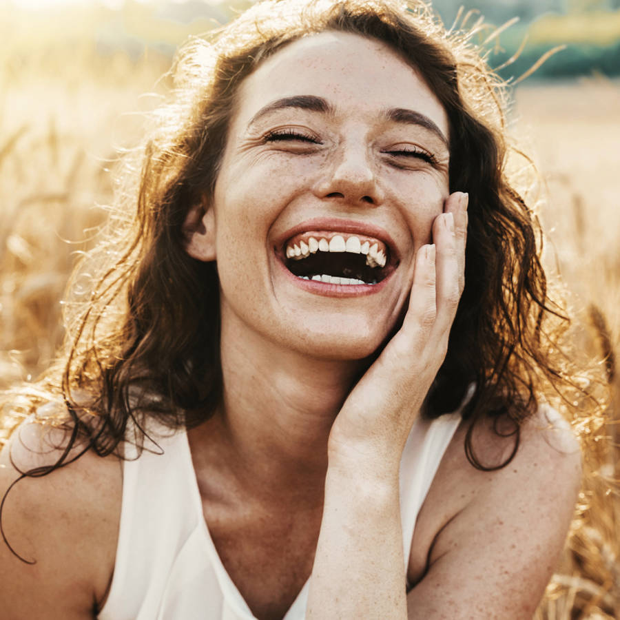 chica sonriendo feliz