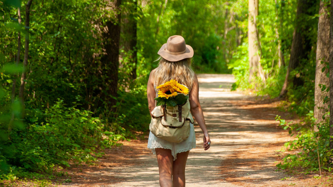 Mujer caminando bosque