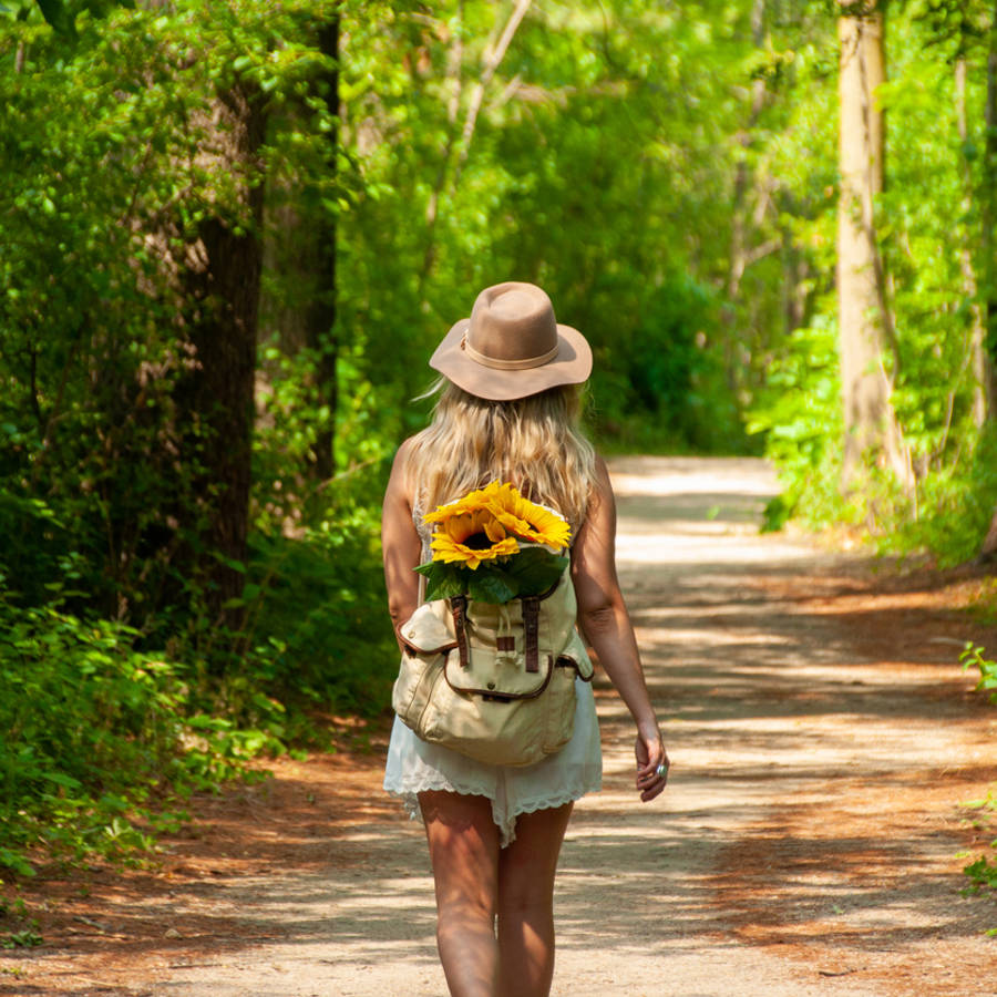 Caminata de gratitud: la forma de andar que aconseja el gurú de la felicidad Arthur Brooks a todas las mujeres para ganar bienestar emocional